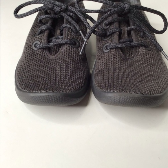 Allbirds Tree Runner in Charcoal Size 6. - Picture 3 of 10